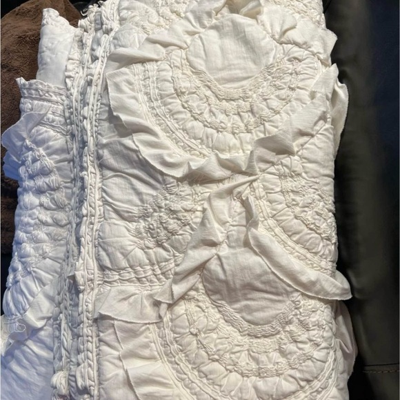 Anthropologie rivets king size quilt with 3 Euro shams - Picture 4 of 5